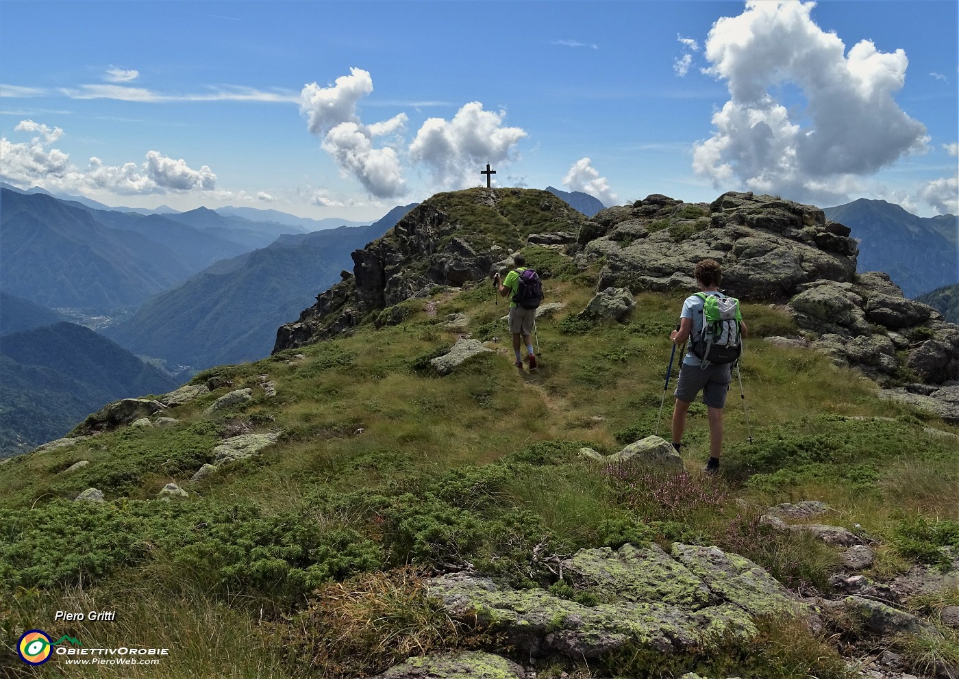 63 Ci abbassiamo al torrione roccioso con la croce (1832 m).JPG